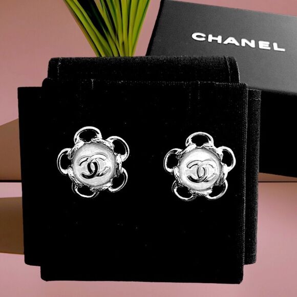 CHANEL STUD EARRINGS METAL AND GLASS PEARLSāSILVER AND PEARLY WHITE - Picture 1 of 9